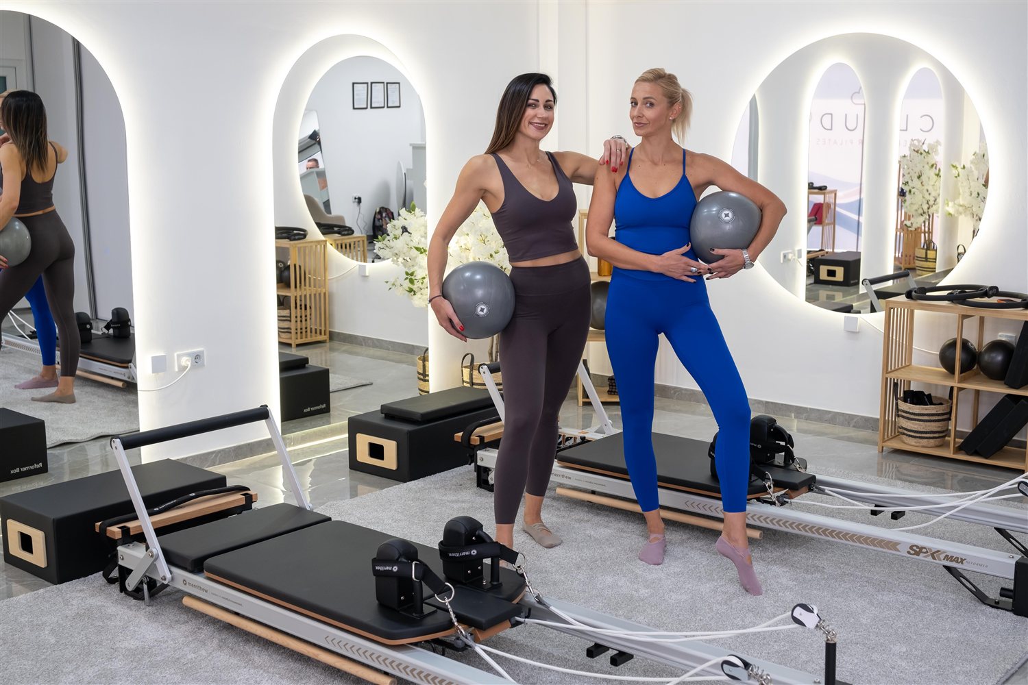 Vježbanje s pilates loptama u svijetlom Cloud9 studiju